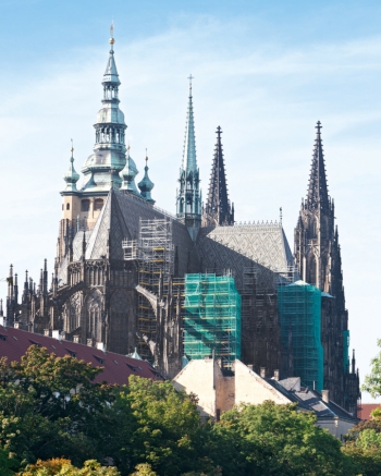 Chrám svatého Víta v Praze; prvky PERI UP Rosett Flex s modulem po 25 cm; vyložení je možné vyřešit lešenářskými konzolami nebo systémovými diagonálami