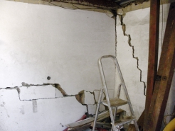 Obr. 14: Porušení vnitřních zdí mohutnými trhlinami u stavby z obr. 4, 9, 13