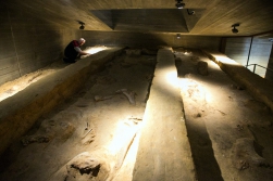 Srdcem Archeoparku je 30 tisíc let stará skládka mamutích ostatků. Archeologové na ní stále pracují a návštěvníci je můžou pozorovat