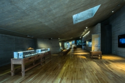 Architekti kombinují beton se dřevem. Surový beton evokuje jeskyni...