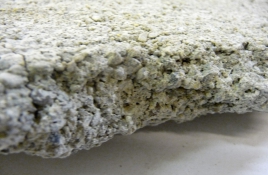 Obr. 2: Struktura cementové mazaniny zhotovené ze zvlhlé směsi