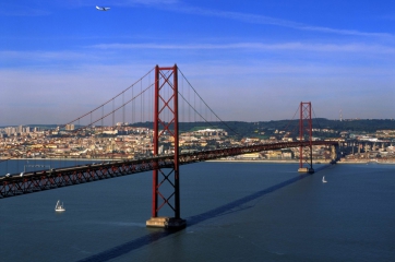Obr. 2: Most v Lisabonu (zdroj http://www.poznavamesvet.cz/lisabon.html)
