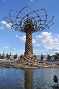 Obr. 2: Strom života ze dřeva a oceli, jeden ze symbolů EXPO 2015
