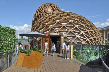 Obr. 10: Vstup do malajského pavilonu ve tvaru čtyř semen vytvořených ze sestavy trojúhelníků