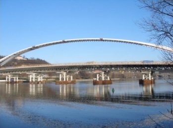 Obr. 19b: Trojský most, L = 196 m, H = 20 m, L/H = 9,8; cena 400 + 720 miliónů Kč