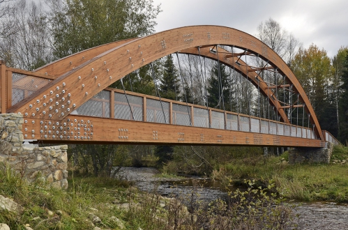 Opěry s rovnoběžnými křídly jsou v místech opěr bývalého mostu, založeny jsou na mikropilotách a obloženy kamenem