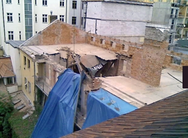 Obr. 4: Destrukce stropu pod bývalou střechou (internet)
