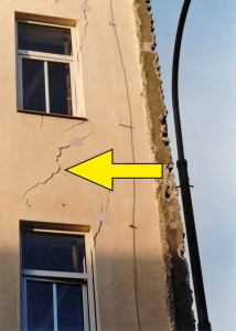 Obr. 5: Potrhání (šipka) uliční fasády při nezajištěném výkopu v proluce