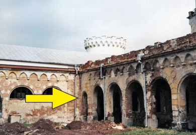Obr. 18: Stav pilířů kolonády zámku před rekonstrukcí (šipka); v pozadí zámecká věž