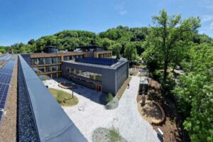 První energeticky a uhlíkově pozitivní školní budova v ČR byla slavnostně otevřena