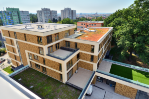 Moderní novostavba Rezidence Bolevecká s mnoha typy plochých střech