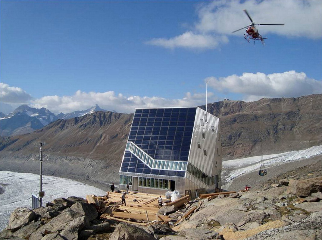 Stavba chaty, doprava materiálu se neobešla bez pomoci vrtulníků, foto Hans Zurniwen Architektur & Design, Zermatt