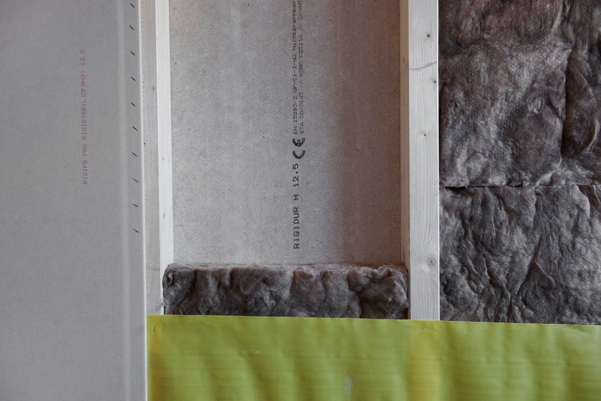 Nosný stěnový panel pro obvodové stěny s kombinovaným opláštěním – na vnitřní straně konstrukční deska RigiStabil, na vnější straně sádrovláknitá deska Rigidur
