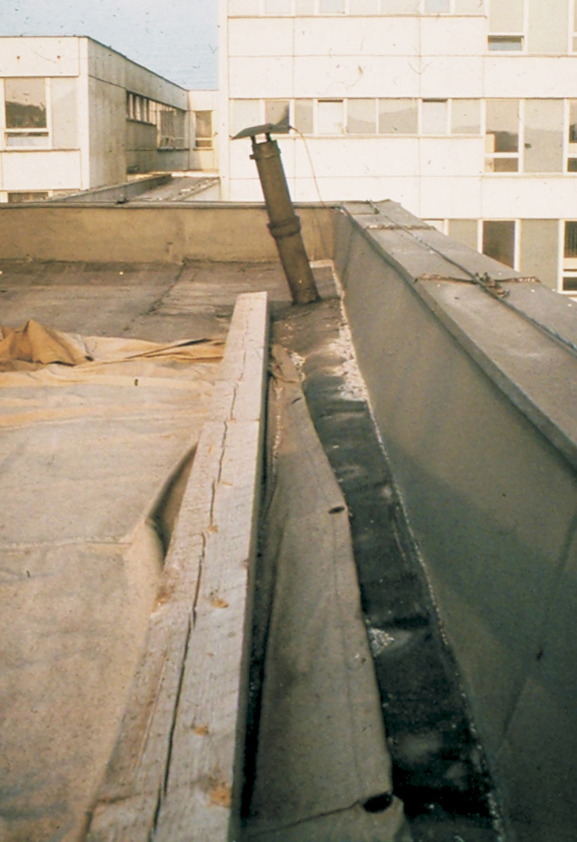 Obr. 4: Deformace obvodu střechy naklonily i komínek zasazený v betonovém bloku