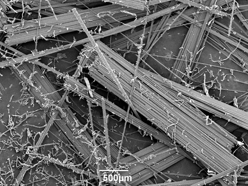 Receptura lepicí a stěrkové hmoty Ceresit CT 100 obsahuje vybraná plniva, která společně se speciální kombinací polymerových emulzí a různých typů vláken zaručují unikátní vlastnosti výrobku. Zvětšený obrázek vláken a elastomerů