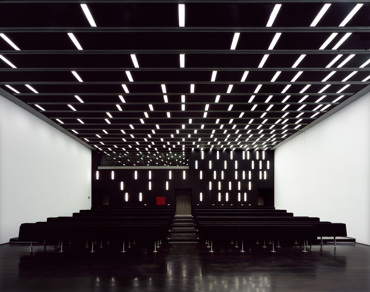 Akustické stropy v posluchárnách římského muzea Maxxi od kanceláře Zaha Hadid Architects s hladkým, zavěšeným akustickým systémem StoSilent Top v černém provedení