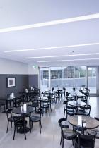 V kafetérii u Hepworth Art Gallery ve Wakefieldu od kanceláře David Chipperfield Architects umožňuje bezespárý akustický strop optimální srozumitelnost hovoru