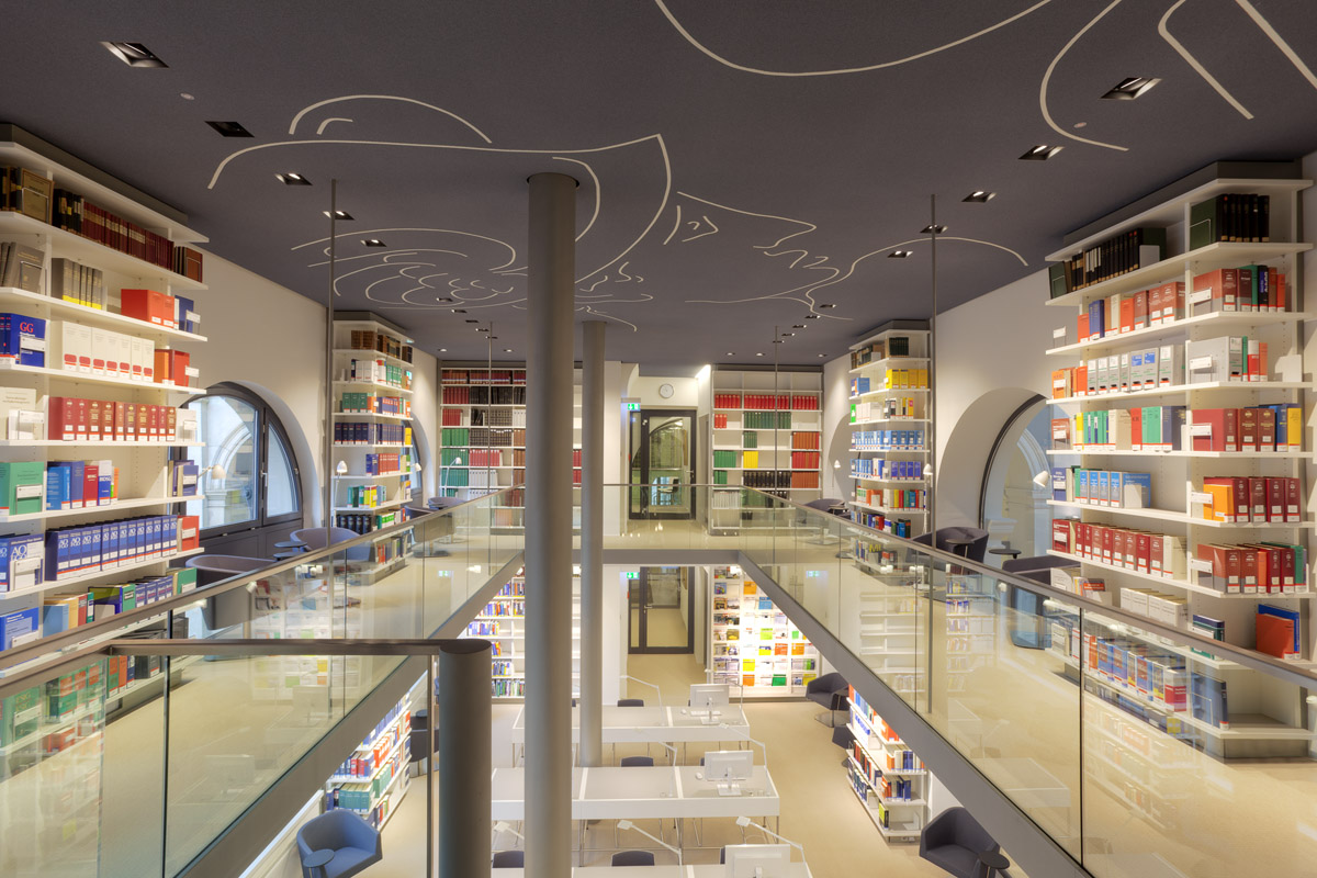 Antracitový akustický strop v knihovně Commerzbibliothek Hamburg od kanceláře 360grad+ architekten byl opatřen obrazem Merkura, římského boha obchodu