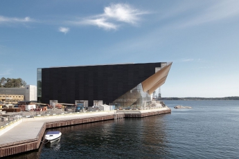 Centrum múzických umění Kilden v Norsku tvoří ocelová konstrukce se zvlněnou dubovou fasádou, která prochází od moře do interiéru budovy