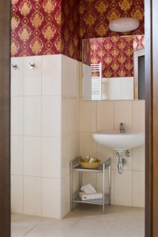 V koupelnách hotelových pokojů ladí obklady ze série Concept s červenou výmalbou i výraznými dekory tapet