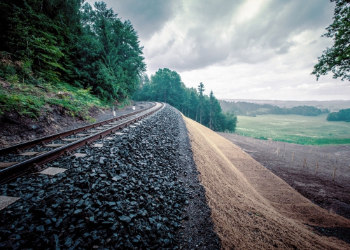 Obr. 4: Křižany – sanace velkého sesuvu na trati Liberec–Česká Lípa pomocí vyztužené zemní konstrukce