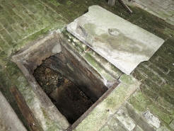 Obr. 13, 14 a 15: Odvod vody kanálkem v jílové vrstvě pod podlahou, patrná vlhčí podlaha v místě trasy kanálku