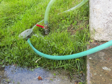 Obr. 17 a 18: Ze zahradního rozvodu vody dochází k výrazným únikům podél kanalizačního kanálu