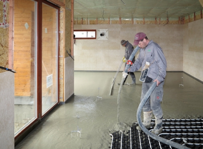CEMFLOW® – litý cementový potěr, realizace podlahy v dřevostavbě
