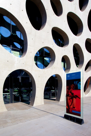 EASYCRETE® – pohledový beton na vstupní oponě Nového divadla v Plzni