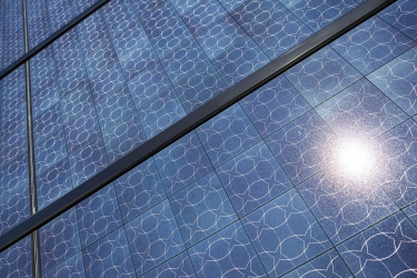 Pohled na fotovoltaické kolektory systému Ruukki On-Wall Solar – jde o dodatečně (add-on) montovatelný systém
