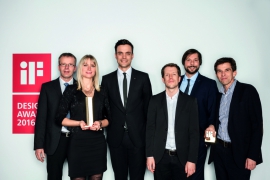 Převzetí prestižní ceny iF Gold Award 2016: (zleva) Peter Molitor, Faye Wegener a Hendrik Pahlsmeyer (Schüco), Michael Pelzer (FAT LAB), Tobias Sander (Schüco) a Prof. Andreas Fuchs (FAT LAB)