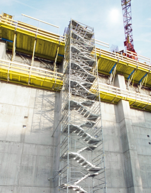 Schodišťové věže přinášejí bezpečný přístup na staveniště i betonářským lávkám. A jsou bezpečné i do značných výšek.