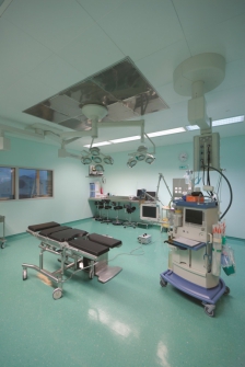 Operační sál se speciálním vzduchotechnickým stropem od Lindabu