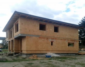 Dům v Jirnech, dokončená hrubá stavba