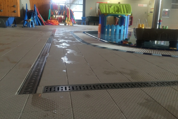 Bezpečné odvodnění mokrých ploch okolo bazénu nerezovým žlabem RONN-MEA Compact v Brně-Kohoutovicích