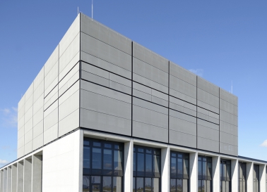 3D vzhled textilní fasády Facid na budově chirurgického centra v Mnichově (Großhadern)