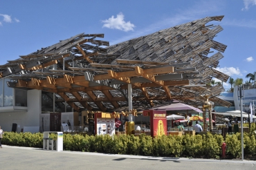 Obr. 4: Interiér čínského pavilonu s dřevěnou zvlněnou střechou a světelným polem