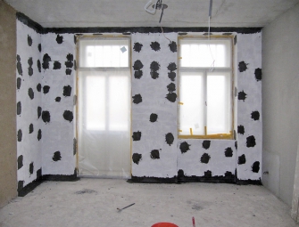 Obr. 11: Stěna izolovaná z interiéru před nanesením hliněné omítky
