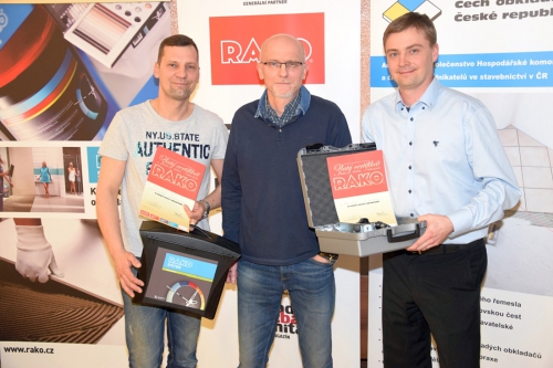 Lasselsberger tradičně odměnil nejlepší obkladače: zleva František Preis (3. místo), Tomáš Heřman (školitel RAKO) a Jan Semrád (1. místo)