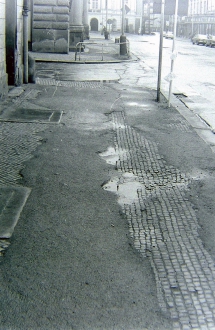 Obr. 5: Rytířská ulice v Praze v r. 1970. Plochy chodníků vyspravené drtí obalovanou emulzí EADS.
