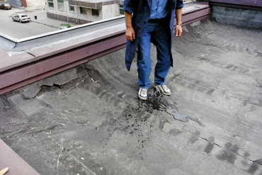 Obr. 19: Voda vytékající ze souvrství střechy při sešlápnutí