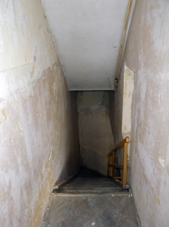 Obr. 12: Prostor schodiště před renovací a po ní 