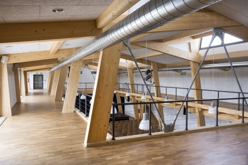 Po celém obvodu hlavního sálu je vysazena galerie, její nosná stropní konstrukce je kompletně dřevěná
