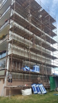 Ocelová konstrukce provětrávané fasády Diagonal 2H je založená pod úrovní podlahy zvýšeného přízemí
