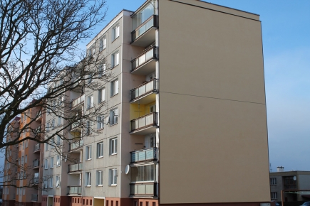 Provětrávaná fasáda panelového domu v Horažďovicích inspiruje okolí