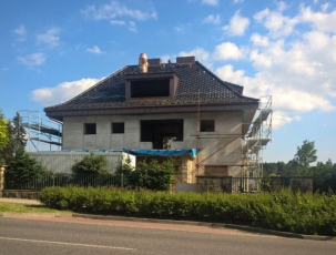 Funkcionalistickou vilu v Liberci zdobí černá střešní krytina Bramac Smaragd