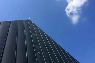 Fasáda a střecha jsou opláštěné falcovaným plechem z hliníku černé antracitové barvy, spojeným úhlovou drážkou