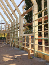 Z průběhu stavby – dřevěná rámová konstrukce
