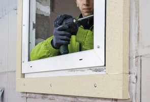 Upevnění okenního rámu pomocí okenních šroubů. Utěsnění připojovací spáry komprimační páskou