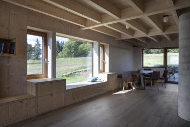 Dřevěný dům ukotvený v krajině